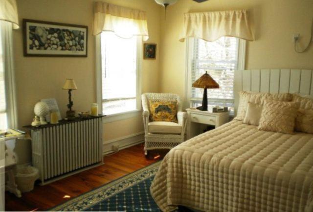 The Stirling House Waterfront Inn Greenport Room photo