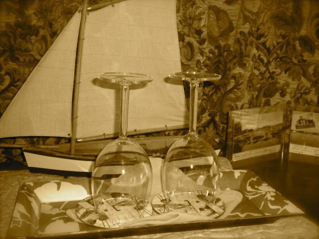 The Stirling House Waterfront Inn Greenport Room photo