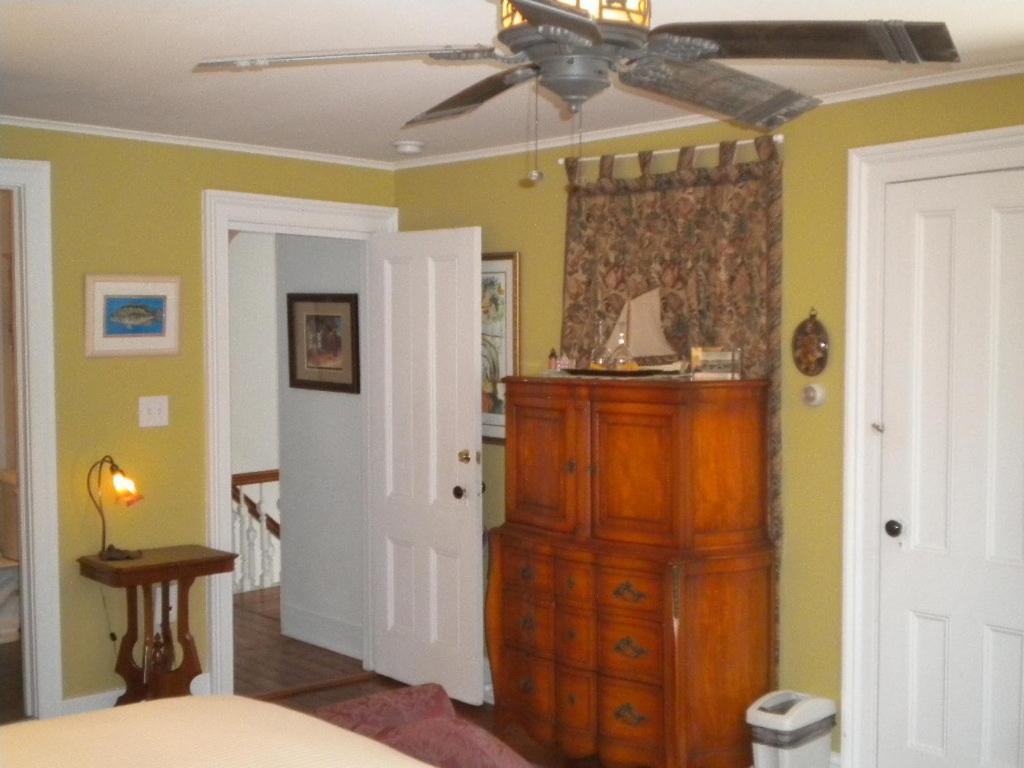 The Stirling House Waterfront Inn Greenport Room photo