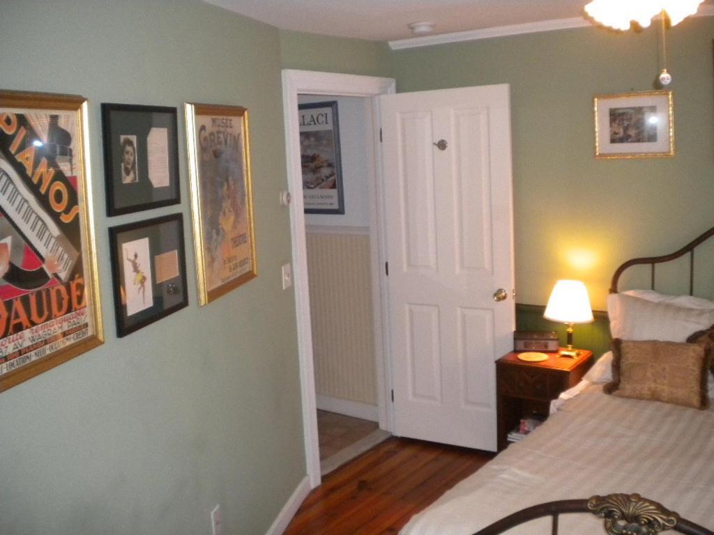 The Stirling House Waterfront Inn Greenport Room photo