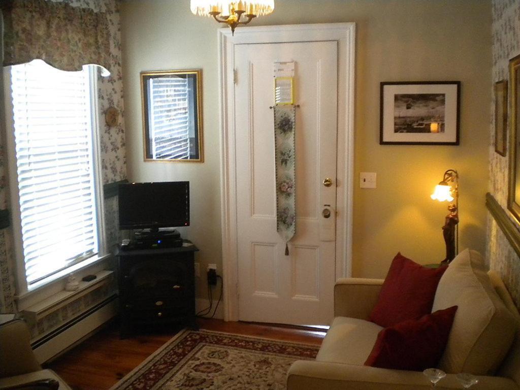 The Stirling House Waterfront Inn Greenport Room photo